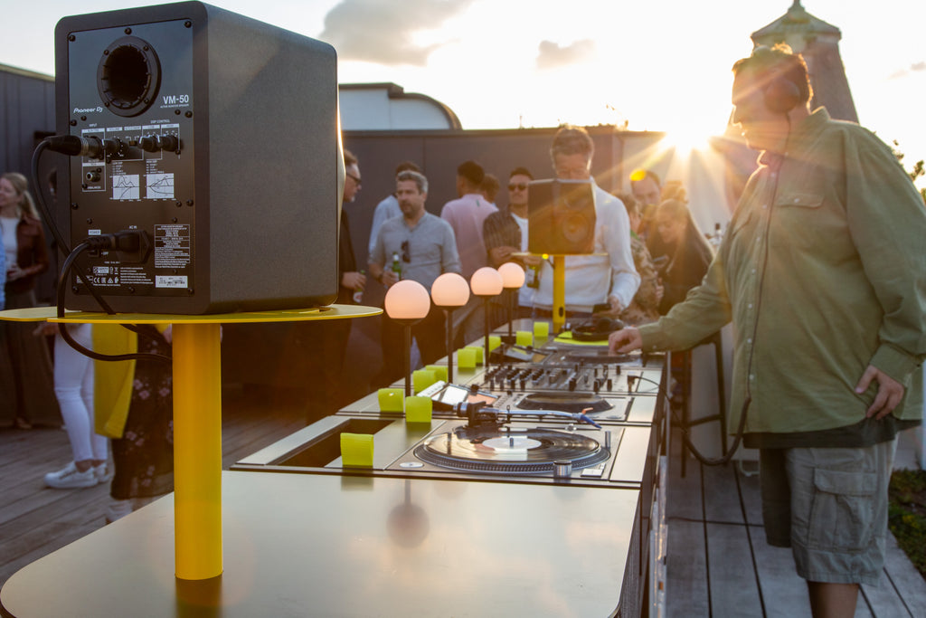 WAK Smiley Monitor Stand